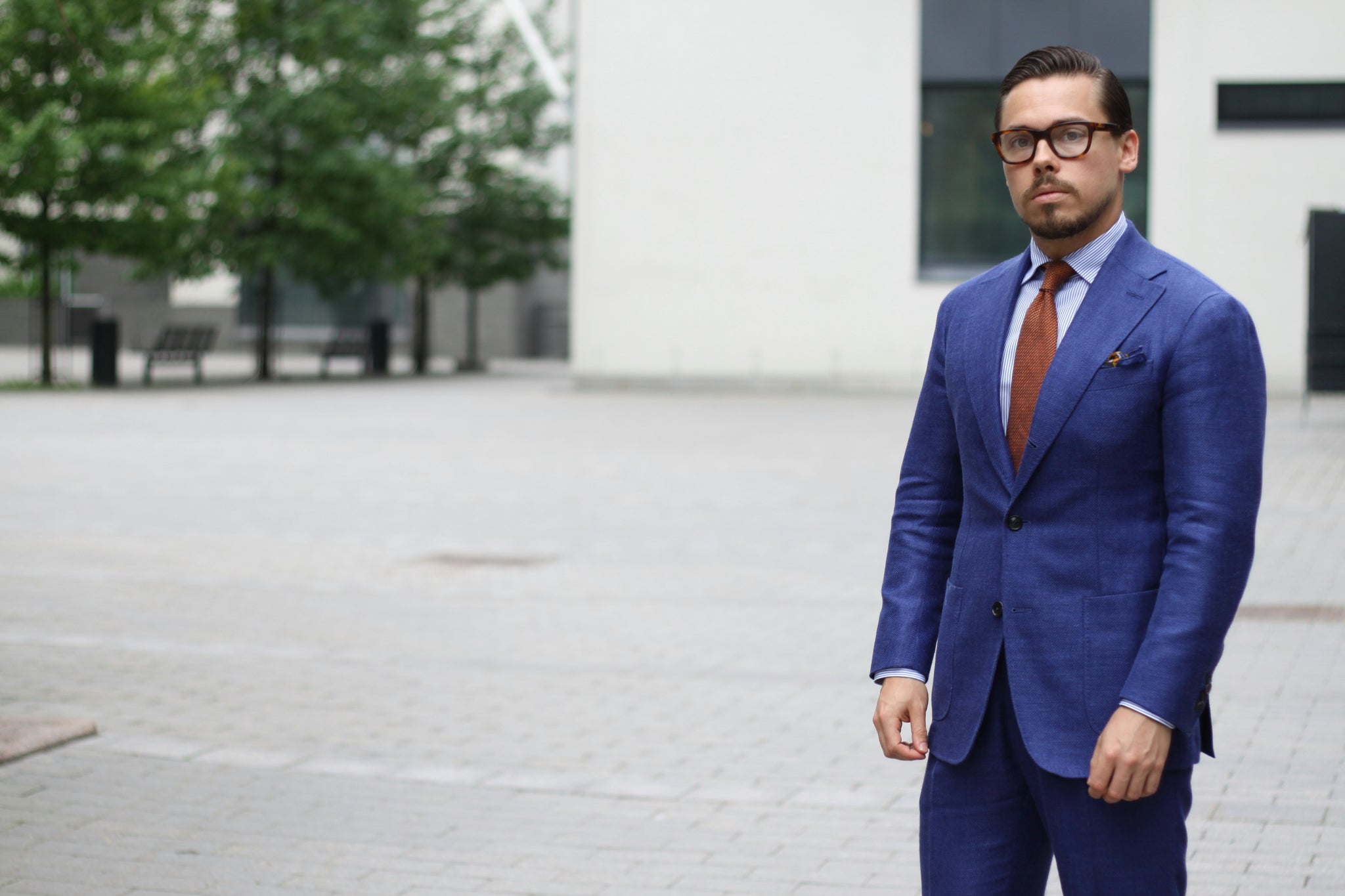 Orange tie x Blue suit