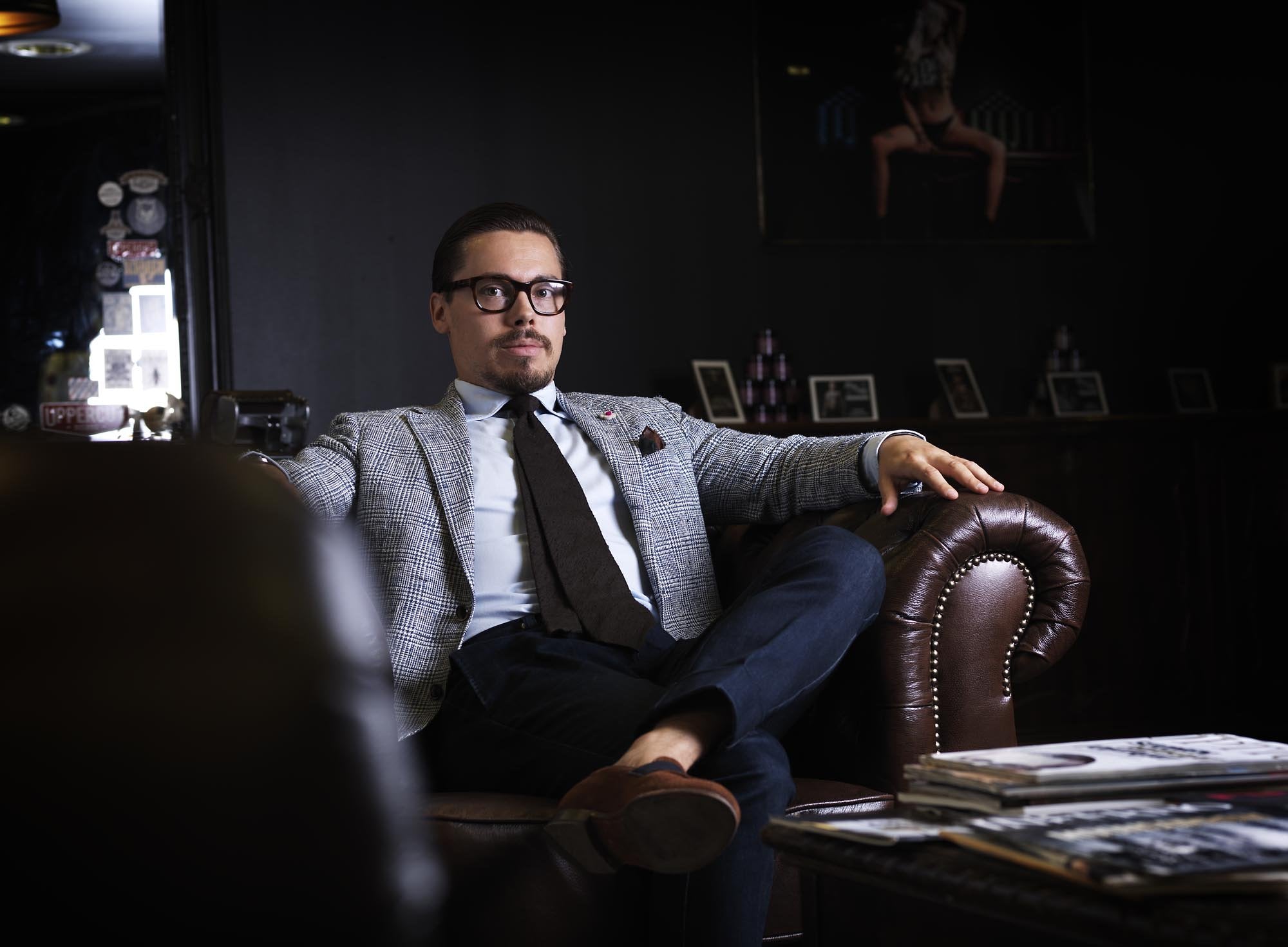 Casual and sharp - patterned sport coat with brown tie