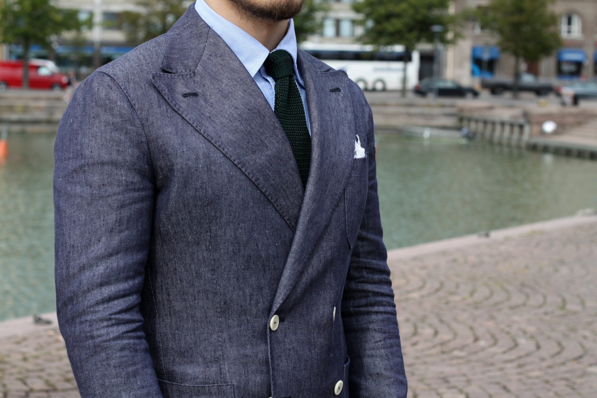 Suit trousers combined with double-breasted linen blazer